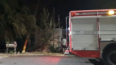 Incendios, árboles y postes caídos y caminos peligrosos: el después del viento