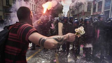 Hollande no dará marcha atrás pese a las huelgas y protestas
