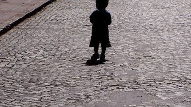 El nene encontrado solo en la calle, al cuidado de una abuela