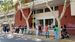 Padres de los colegios preuniversitarios de la UNSJ llaman a una marcha para reclamar por los reiterados paros docentes. Padres de los colegios preuniversitarios de la UNSJ llaman a una marcha para reclamar por los reiterados paros docentes.