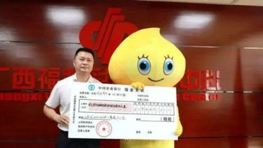 Sorpresa en China por la particular manera en la que el ganador de la lotería retiró el premio.