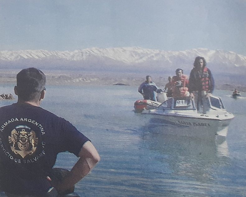 En el operativo participaron efectivos de la Policía de San Juan, gendarmes y miembros de la Armada, además de civiles. Foto de Diario de Cuyo. En el operativo participaron efectivos de la Policía de San Juan, gendarmes y miembros de la Armada, además de civiles. Foto de Diario de Cuyo.