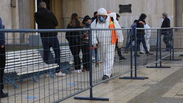 Fría mañana de cobro en San Juan: concurrida pero en paz