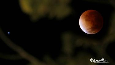 Así se vio la luna roja por dos grandes fotógrafos de San Juan