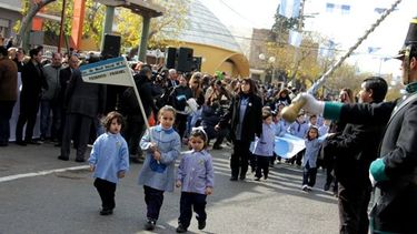 Los sanjuaninos hicieron flamear la bandera celeste y blanca por la Fundación de San Juan