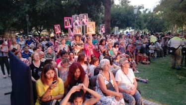 Las hinchadas de las Reinas coparon la Plaza 25