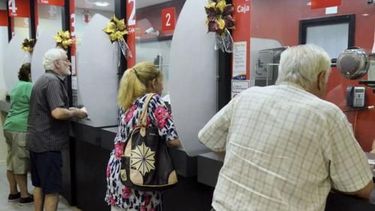 Colombo, contra los empleados bancarios “pícaros” que les hacen firmar servicios a los jubilados
