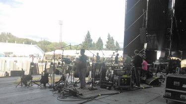 Los músicos de Juanes prueban sonido en el escenario mayor