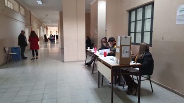 Mañana tranquila y esperanza de terminar temprano, así se viven las elecciones en las escuelas céntricas