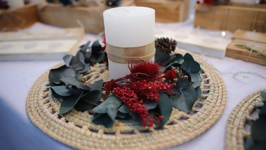 En una feria organizada en una plaza de Capital se podrá tomar un taller gratuito para hacer los adornos de Navidad en familia.