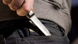 Bajó del colectivo y la atacaron con un cuchillo para robarle Bajó del colectivo y la atacaron con un cuchillo para robarle