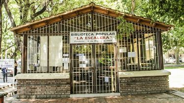La biblioteca que nació en la plaza