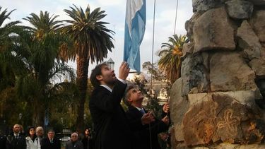 Con el tradicional izamiento de la bandera comenzó la mañana patria
