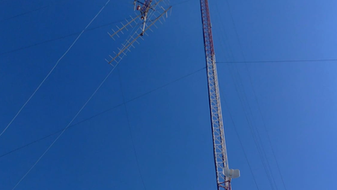 Impactante: el viento arrasó con una enorme antena de radio y corre peligro de derrumbe