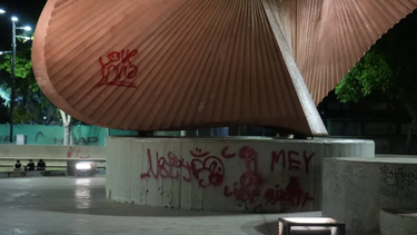 Evalúan cómo restaurar el Monumento al Deporte que nuevamente vandalizado, esta vez, con aerosol.