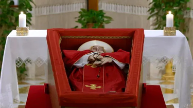 Velan los restos del papa Francisco en la Casa Santa Marta y con una estricta custodia