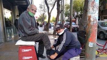 El lustrabotas más conocido de San Juan volvió a trabajar y la gente le pidió turno El lustrabotas más conocido de San Juan volvió a trabajar y la gente le pidió turno