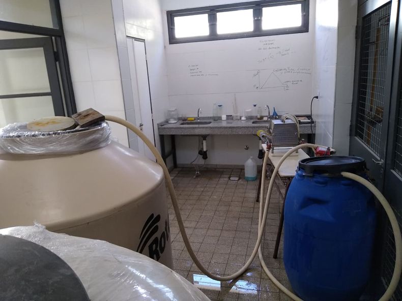 La pequeña bodega instalada en el frigorifico de la Agrotécnica de Rodeo donde los alumnos elboran cantidades limitadas de vinos.