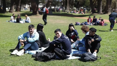 Jóvenes reuniéndose previo al Día del Estudiante en San Juan.