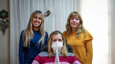 Rosana, adelante y en el centro, como toda líder. La escoltan su nieta Delfina y su hermana Luci.