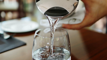 Por el día Día Mundial sin Alcohol invitan a bares y restaurantes sanjuaninos a regalar vasos de agua a sus clientes.