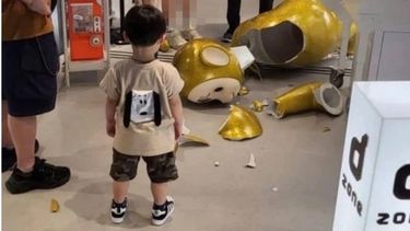 El nene mira con atención la travesura que provocó