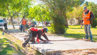 La Municipalidad de Rivadavia realiza obras en la plaza del barrio Camus.