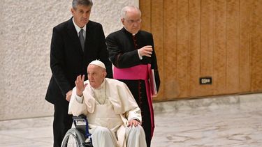 El papa Francisco causó preocupación por su estado de salud al disculparse durante un encuentro.