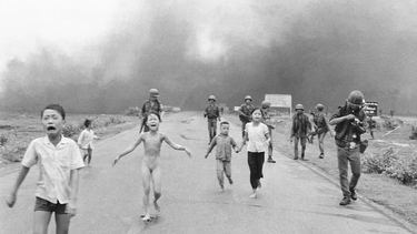 La foto de la controversia: Kim Phuc, de 9 años, en el centro, mientras corre por la Ruta 1 cerca de Trang Bang después de un ataque aéreo con napalm contra presuntos escondites del Viet Cong, el 8 de junio de 1972. (Foto: AP/archivo)