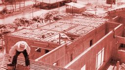 Las columnas y vigas de hierro surgieron obligatoriamente tras el terremoto del 44. Foto: Archivo General de la Nación