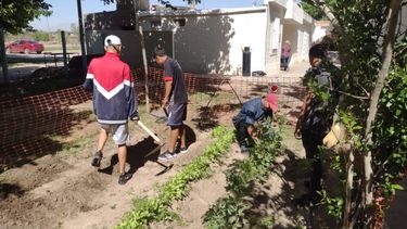 Ayudan a personas que enfrentan consumos problemáticos a través de una huerta en Caucete