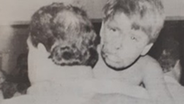 Un niño herido, una de las fotos más impactantes expuesta en los medios.