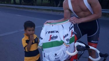 El irlandés que ganó la contrarreloj se perdió camino al hotel y lo auxiliaron