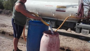 Solidaridad en Mogna: un grupo de sanjuaninos donó 10 mil litros de agua