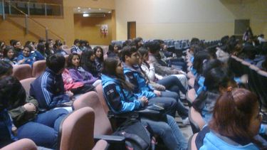 Adolescentes aprenden sobre la comunicación y los medios