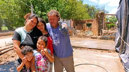 La alegría de las primeras familias en recibir las casas donadas por Misiones: al borde de las lágrimas