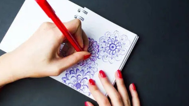 Día del zurdo: una chica dibuja con la mano izquierda.