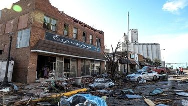 Un pueblo de Texas quedó destruido tras el paso de un tornado