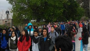 Los chicos se animaron al frío y caminaron hasta Ceferino