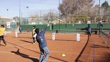Por primera vez, el Lawn Tennis enseñará este deporte a chicos de los departamentos