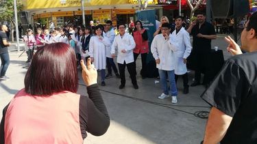 Una intervención bilingüe conmovió a todos en la peatonal