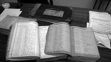 Rescatan libros históricos del cementerio de la Capital