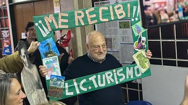 Se recibió en San Juan en 1968 y volvió a graduarse en 2025: la historia de Hugo, que con 82 años nunca dejó de aprender