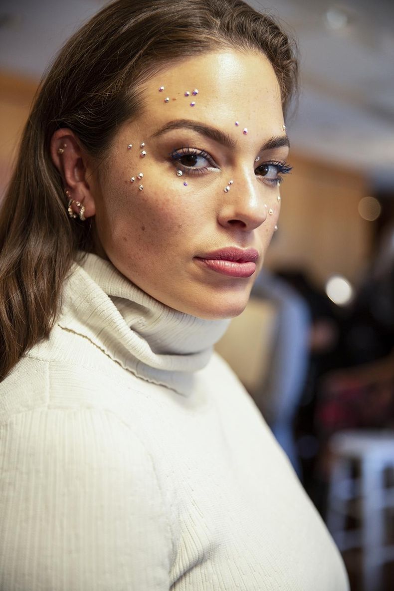 La brillante nueva tendencia: maquillaje con cristales