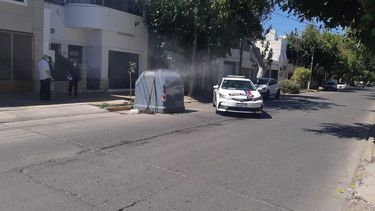 Otra vez prendieron fuego un contenedor de Capital: ¿qué castigo le podría caer a los responsables?