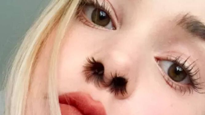 Alguien decidió que está de moda ponerte pelos en la nariz