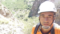 Uno de los rescatistas durante el operativo. Uno de los rescatistas durante el operativo.