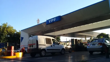 Una tarde en estaciones de servicio de San Juan: cepo al gasoil, quejas por el precio del combustible y una trampita