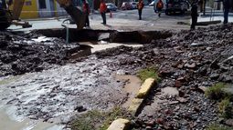 La rotura de un caño madre provoca un caos vial en Santa Lucía