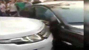 Video: destrozó un auto de lujo porque le tapaba la entrada